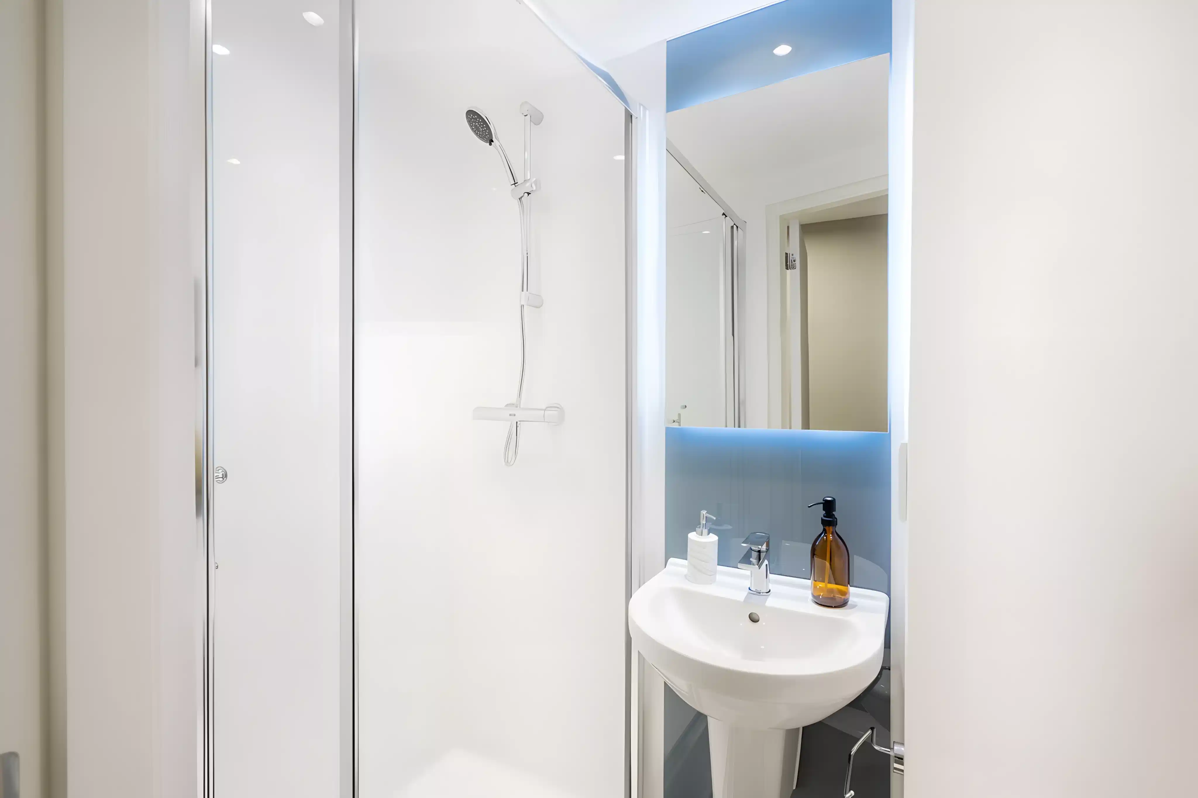 Amenities?w=400&h=260&fit=crop&q=40&auto=format&trim=auto