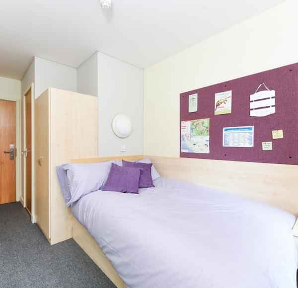 Amenities?w=400&h=260&fit=crop&q=40&auto=format&trim=auto