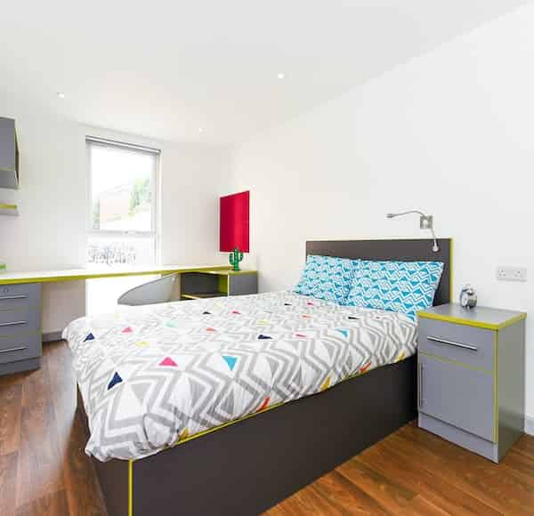 Exterior?w=400&h=260&fit=crop&q=40&auto=format&trim=auto