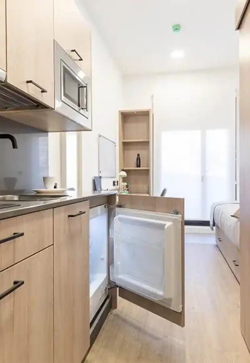 Exterior?w=400&h=260&fit=crop&q=40&auto=format&trim=auto