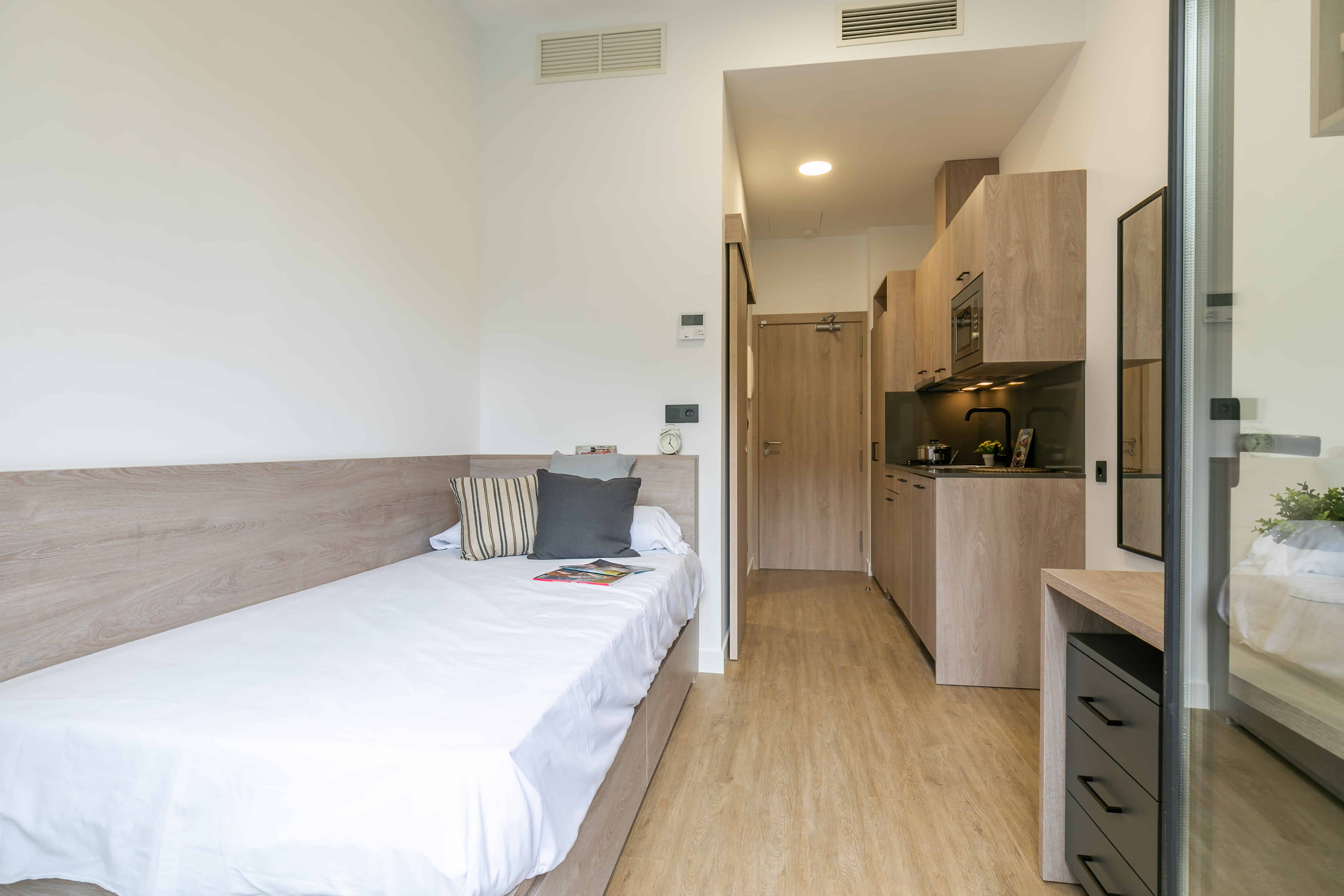 Exterior?w=400&h=260&fit=crop&q=40&auto=format&trim=auto