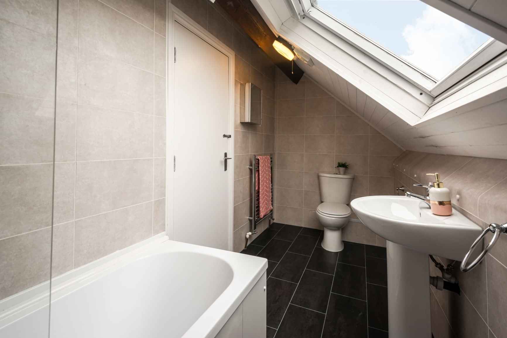 Common Area?w=400&h=260&fit=crop&q=40&auto=format&trim=auto