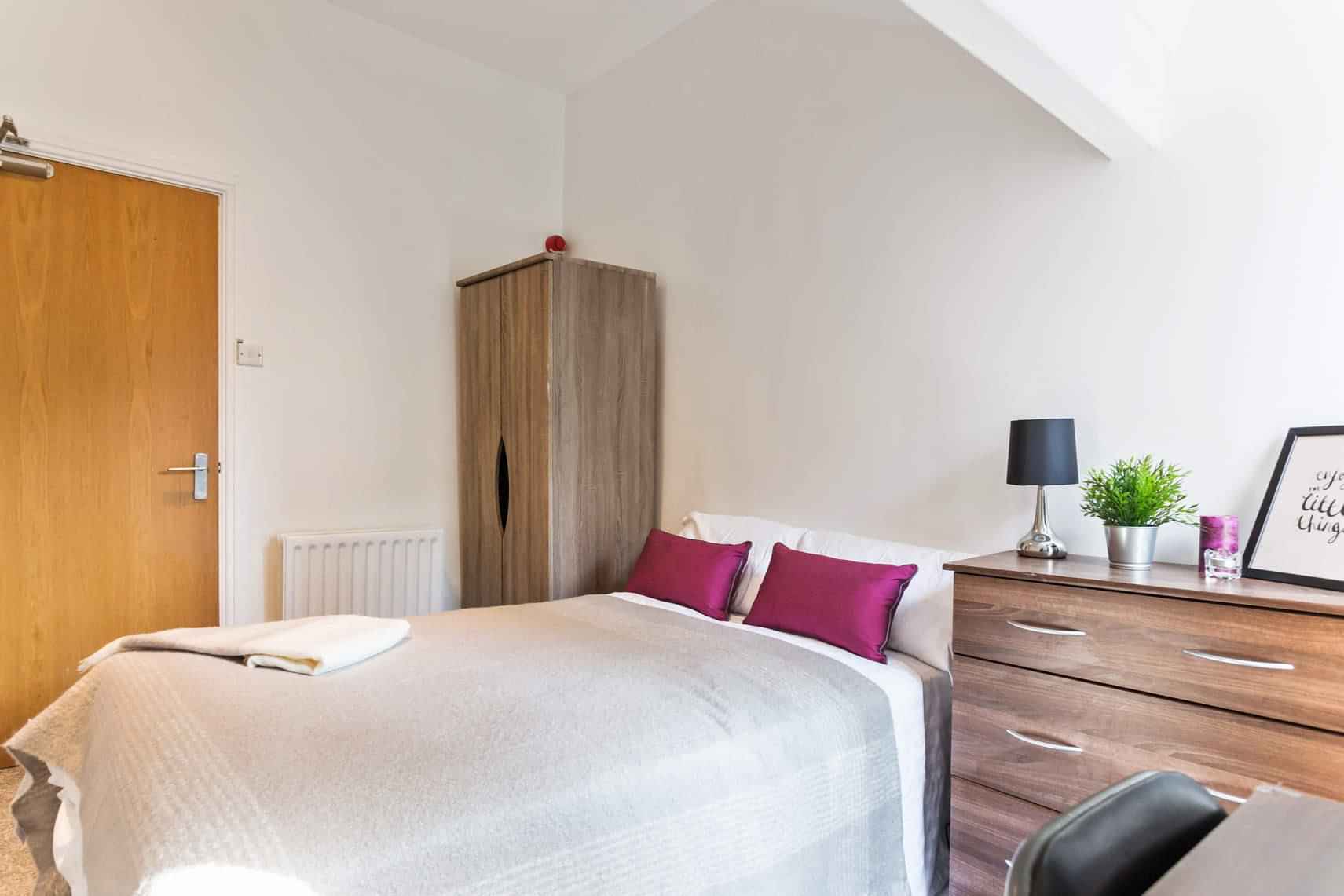 Common Area?w=400&h=260&fit=crop&q=40&auto=format&trim=auto