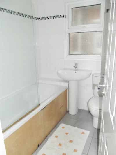 Room in a 5 Bedroom Apartment, Wortley Rd, London  E6 1AY - London, England, United Kingdom - Double Bedroom In 5 Bedroom 1 Bathroom Apartment - Bathroom