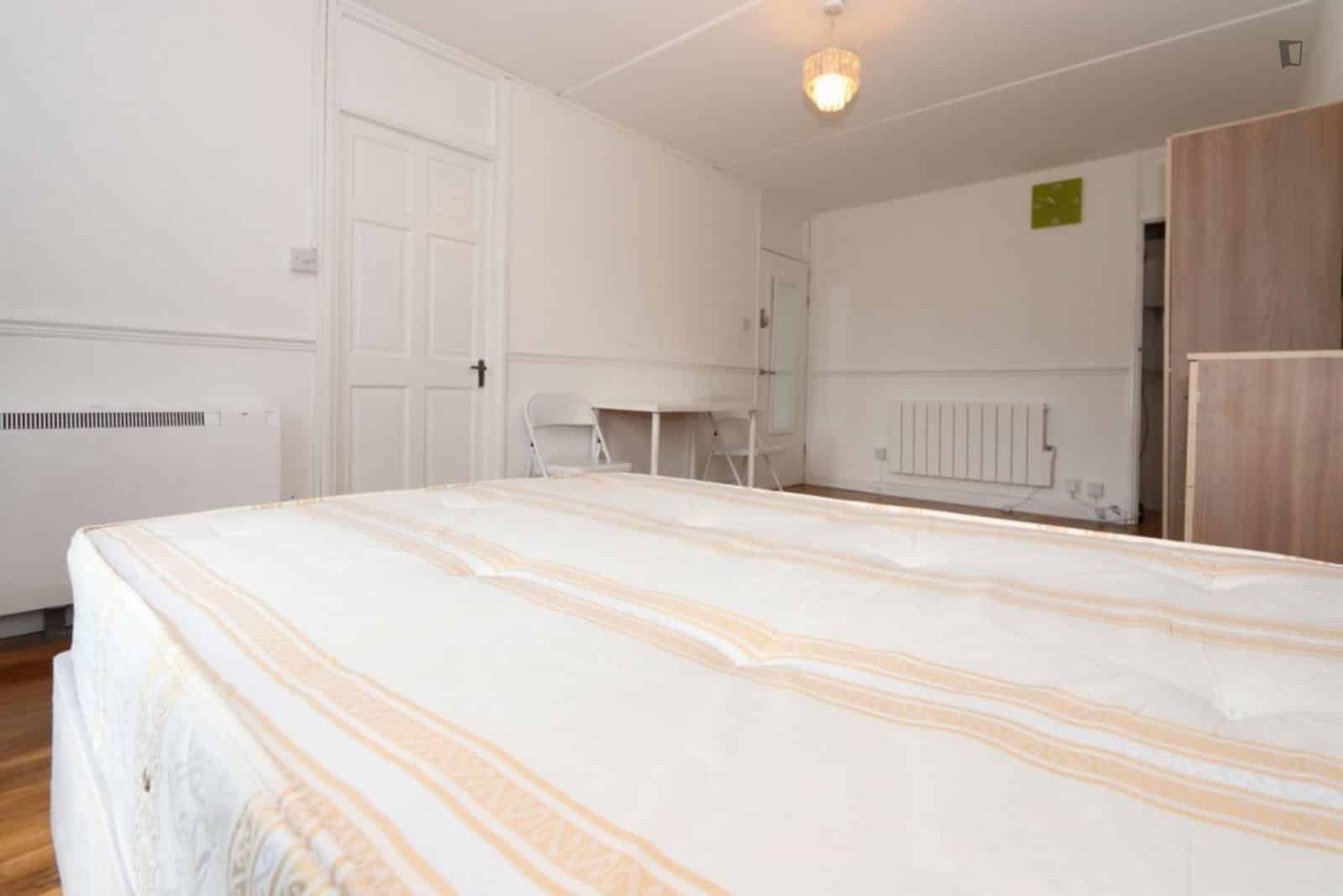 Common Area?w=400&h=260&fit=crop&q=40&auto=format&trim=auto