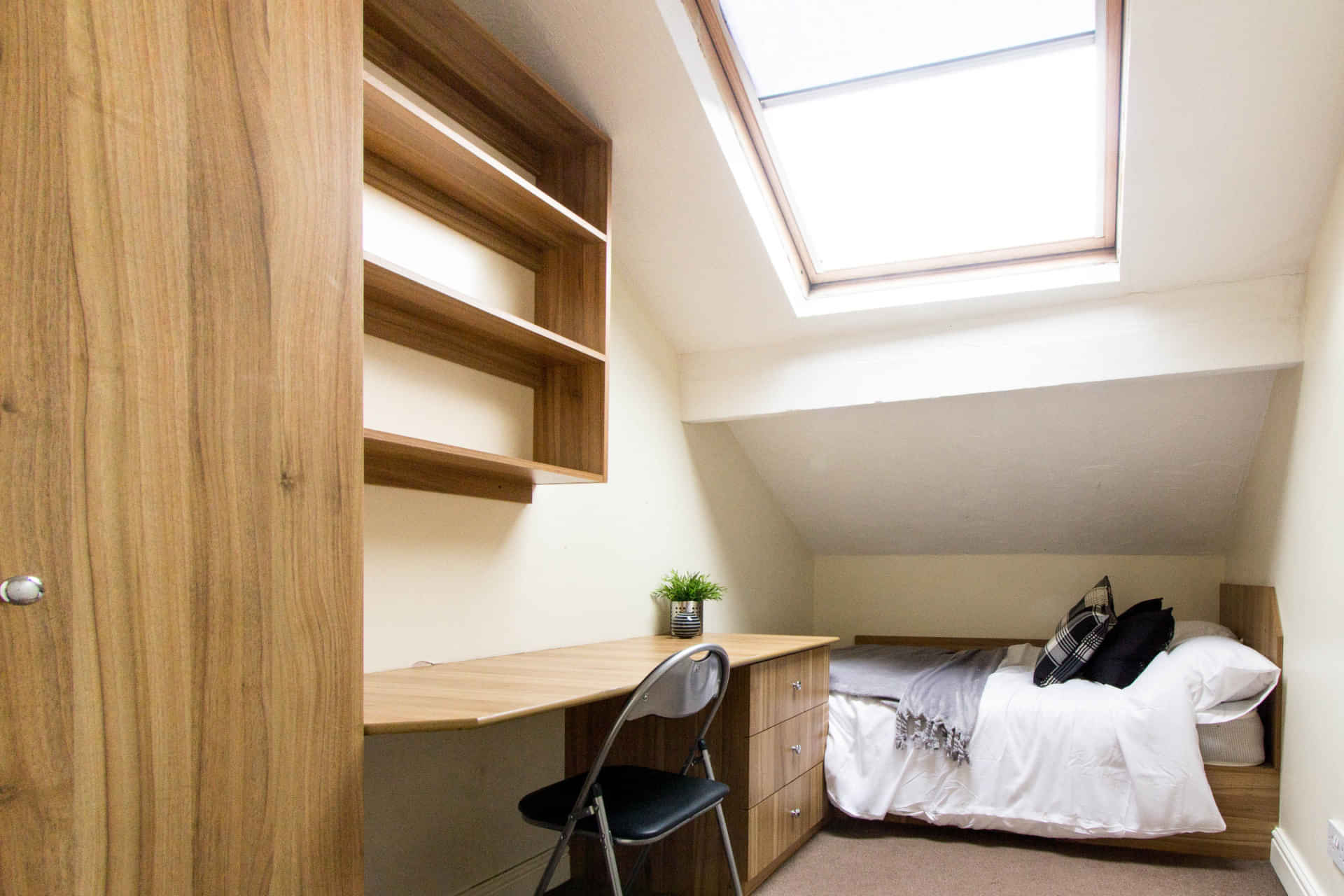 Flat 10. 223 Hyde Park Road - LS6 1AH, Leeds - Leeds, England, United Kingdom - 5 Bedroom 2 Bathroom - Bedroom