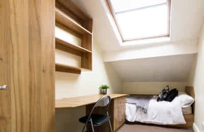 Flat 10. 223 Hyde Park Road - LS6 1AH, Leeds - Leeds, England, United Kingdom - 5 Bedroom 2 Bathroom - Bedroom