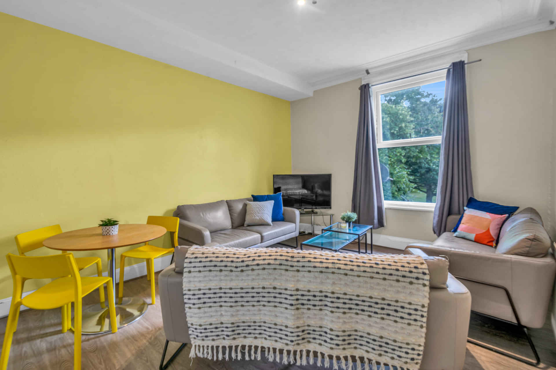 6 Bedroom 2 Bathroom - Common Area?w=400&h=260&fit=crop&q=40&auto=format&trim=auto