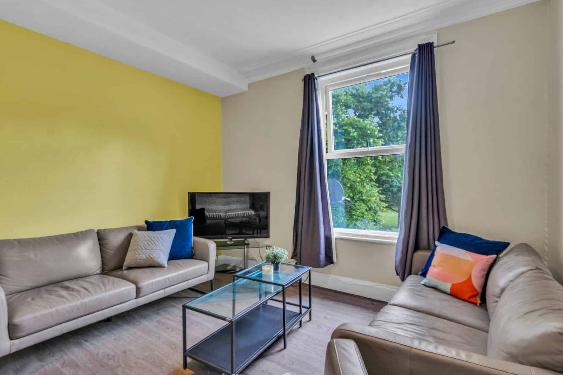 Flat 5. 257 Hyde Park Road - LS6 1AG, Leeds - Leeds, England, United Kingdom - 6 Bedroom 2 Bathroom - Common Area