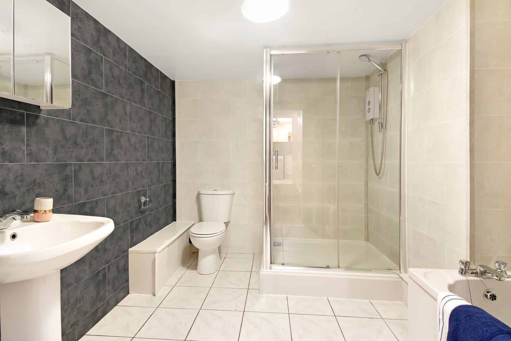 8 Bedroom 3 Bathroom - Bedroom?w=400&h=260&fit=crop&q=40&auto=format&trim=auto