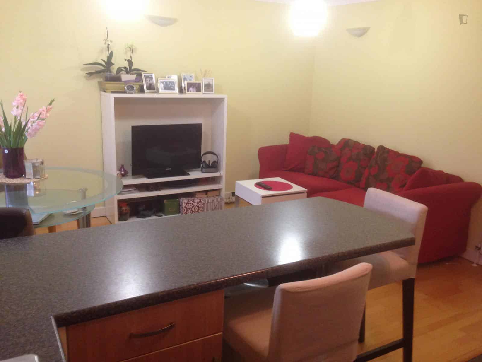 Single Bedroom In 2 Bedroom 1 Bathroom Apartment - Amenities?w=400&h=260&fit=crop&q=40&auto=format&trim=auto