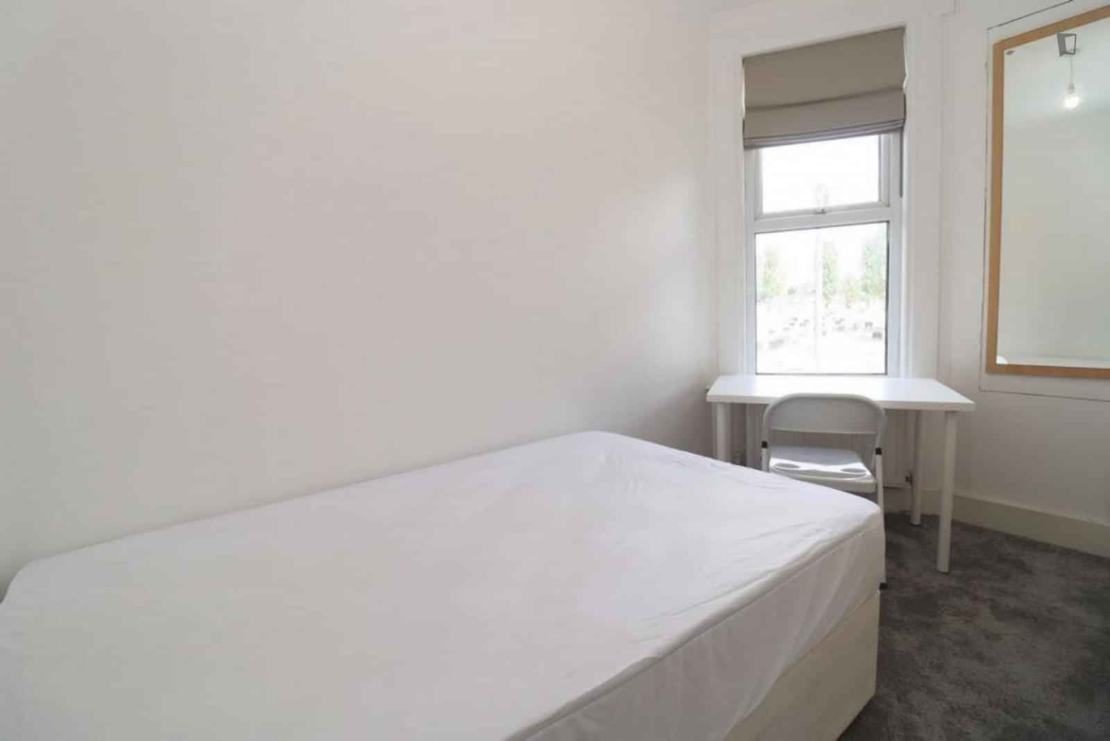 Exterior?w=400&h=260&fit=crop&q=40&auto=format&trim=auto