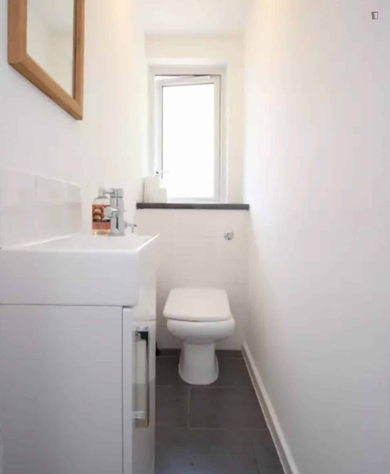 Exterior?w=400&h=260&fit=crop&q=40&auto=format&trim=auto