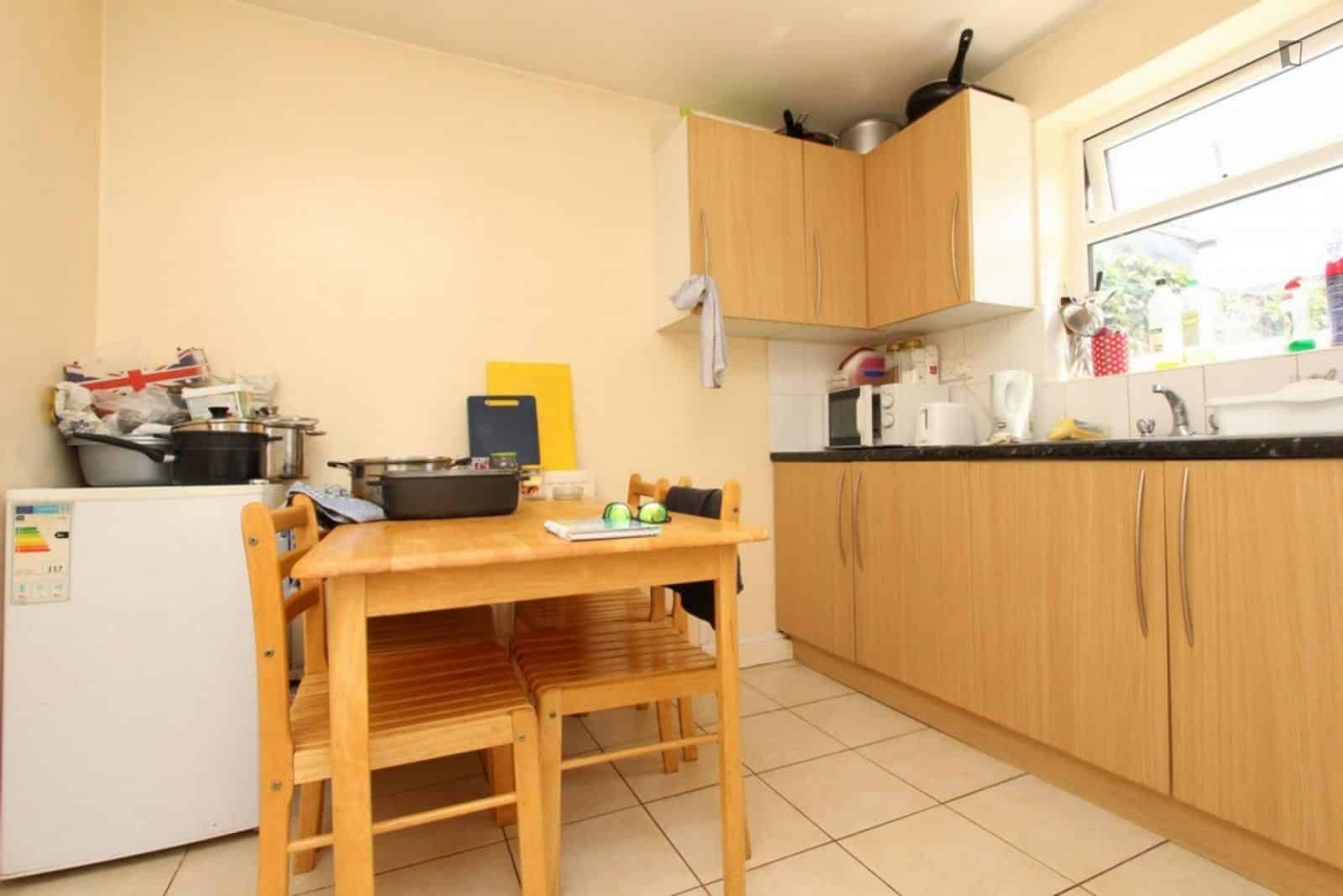 ?w=400&h=260&fit=crop&q=40&auto=format&trim=auto