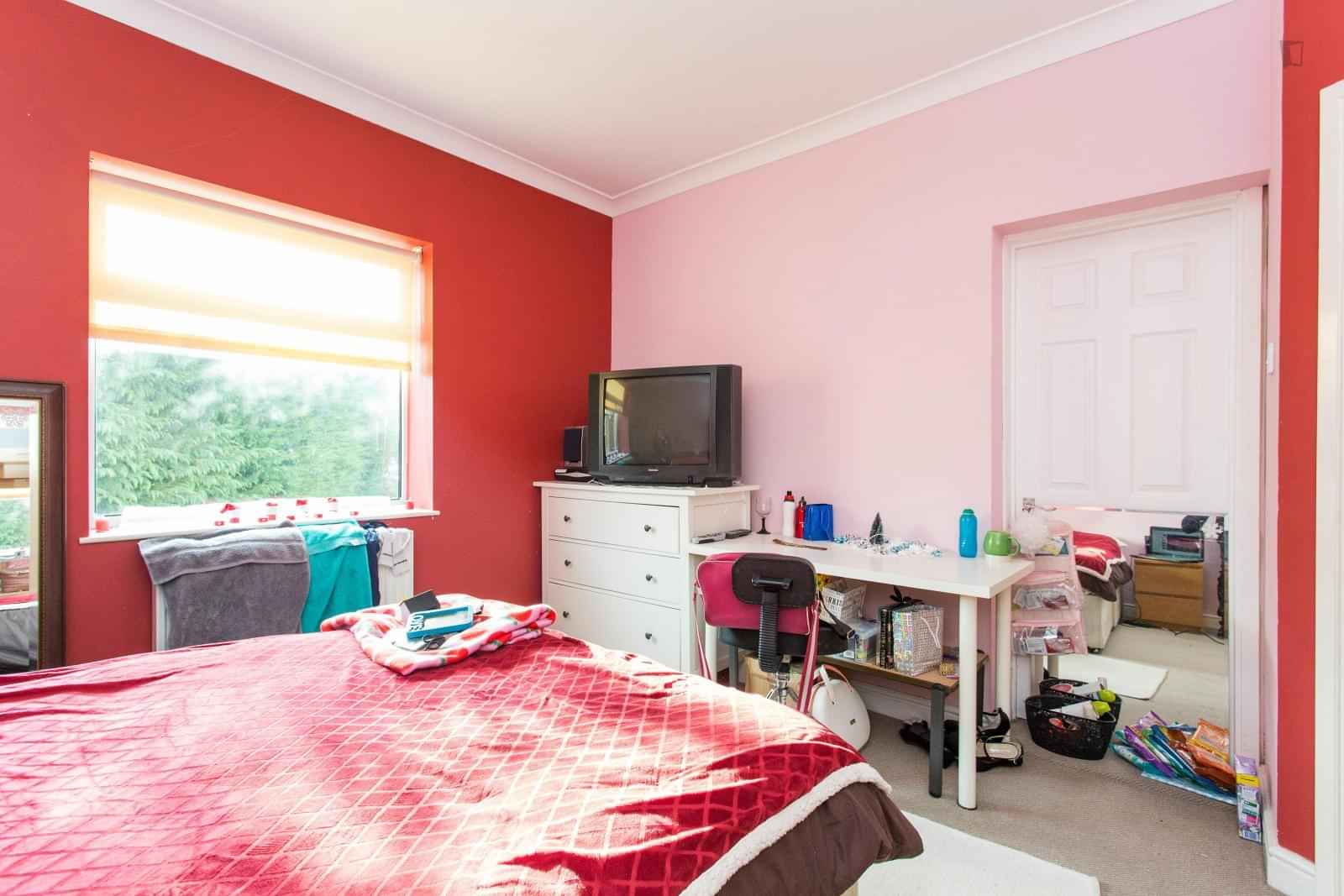 Exterior?w=400&h=260&fit=crop&q=40&auto=format&trim=auto