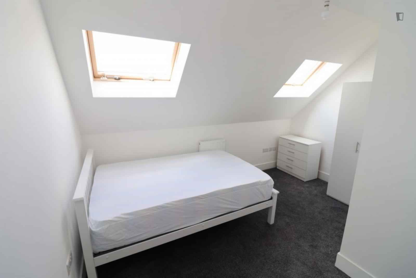 Double Bedroom In 5 Bedroom 2 Bathroom Apartment - Bedroom?w=400&h=260&fit=crop&q=40&auto=format&trim=auto