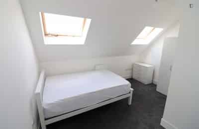 Double Bedroom In 5 Bedroom 2 Bathroom Apartment - Bedroom?w=400&h=260&fit=crop&q=40&auto=format&trim=auto