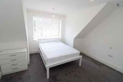 Room in a 5 Bedroom Apartment, Brook Hill Close, London SE18 6UD - London, England, United Kingdom - Double Bedroom In 5 Bedroom 2 Bathroom Apartment - Bedroom