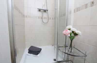 Room in a 6 Bedroom Apartment, Cheshire St, London - London, England, United Kingdom - Double Bedroom In 6 Bedroom 2 Bathroom Apartment - Bathroom