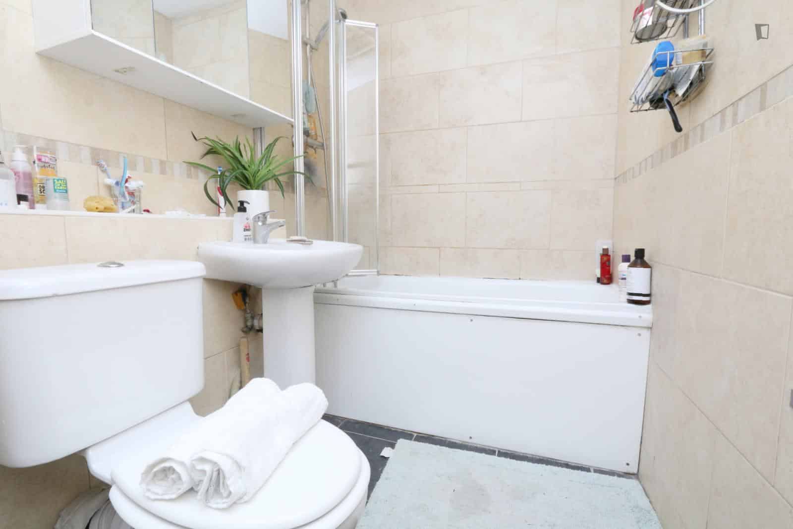 Double Bedroom In 6 Bedroom 2 Bathroom Apartment  - Bathroom?w=400&h=260&fit=crop&q=40&auto=format&trim=auto