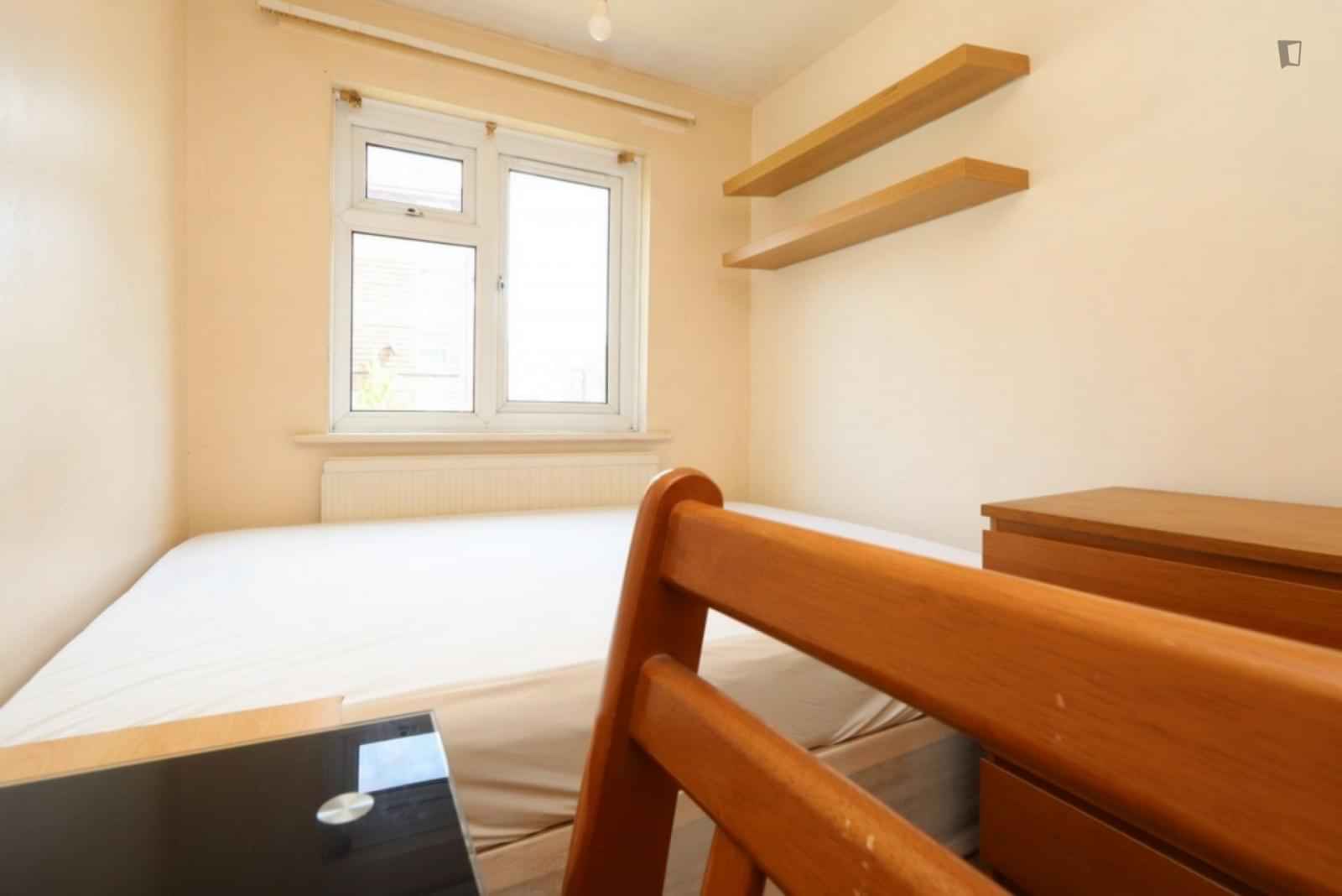 Exterior?w=400&h=260&fit=crop&q=40&auto=format&trim=auto