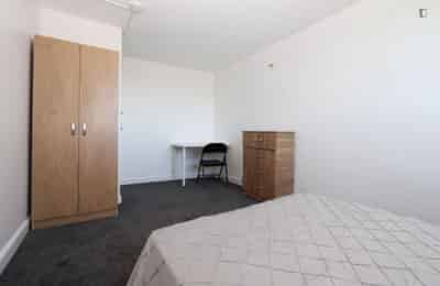 Double Bedroom In 4 Bedroom 1 Bathroom Apartment - Bathroom?w=400&h=260&fit=crop&q=40&auto=format&trim=auto