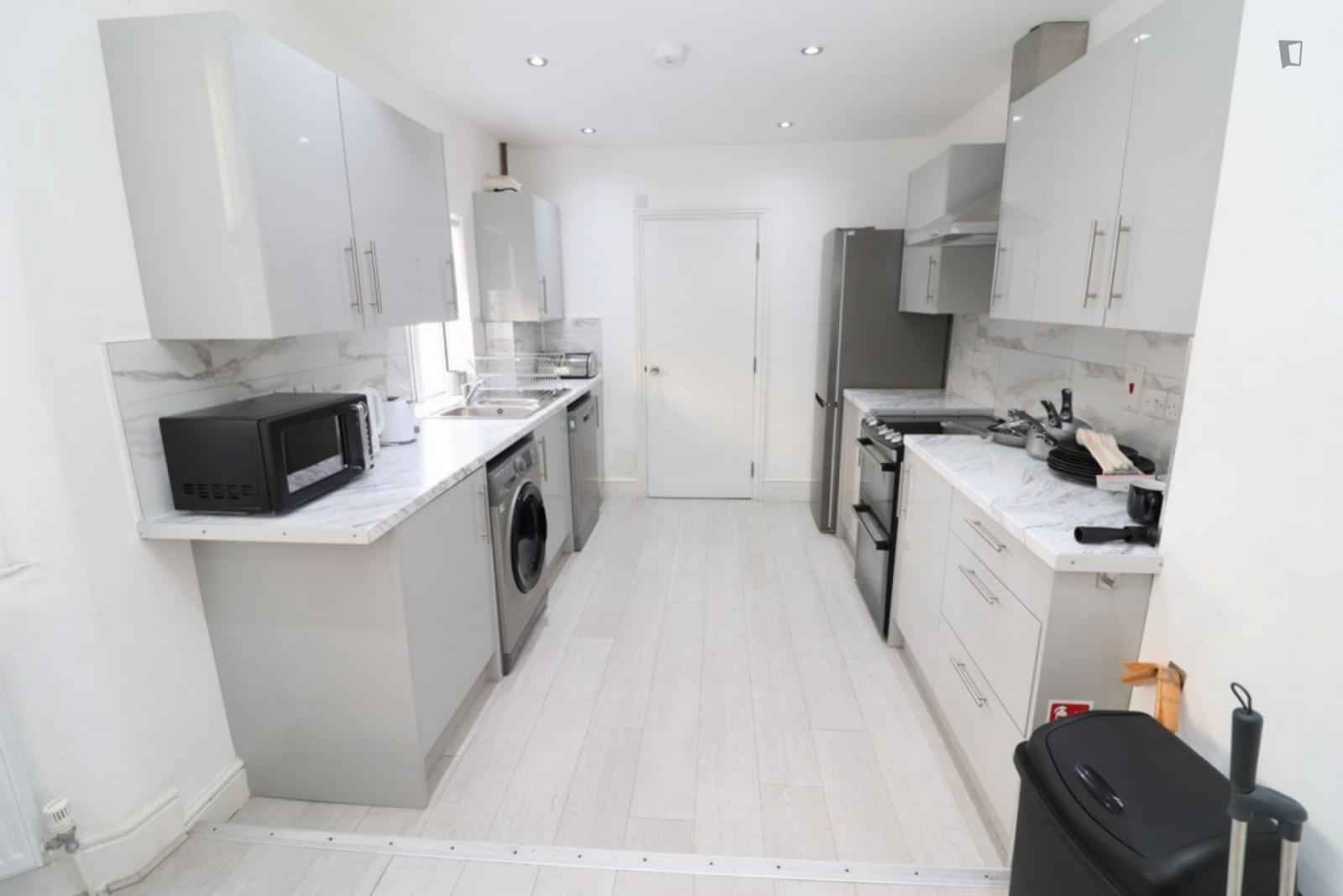 Room in a 5 Bedroom Apartment, Stanstead Rd, London, SE6 4TY - London, England, United Kingdom - Double Bedroom In 5 Bedroom 1 Bathroom Apartment - Kitchen