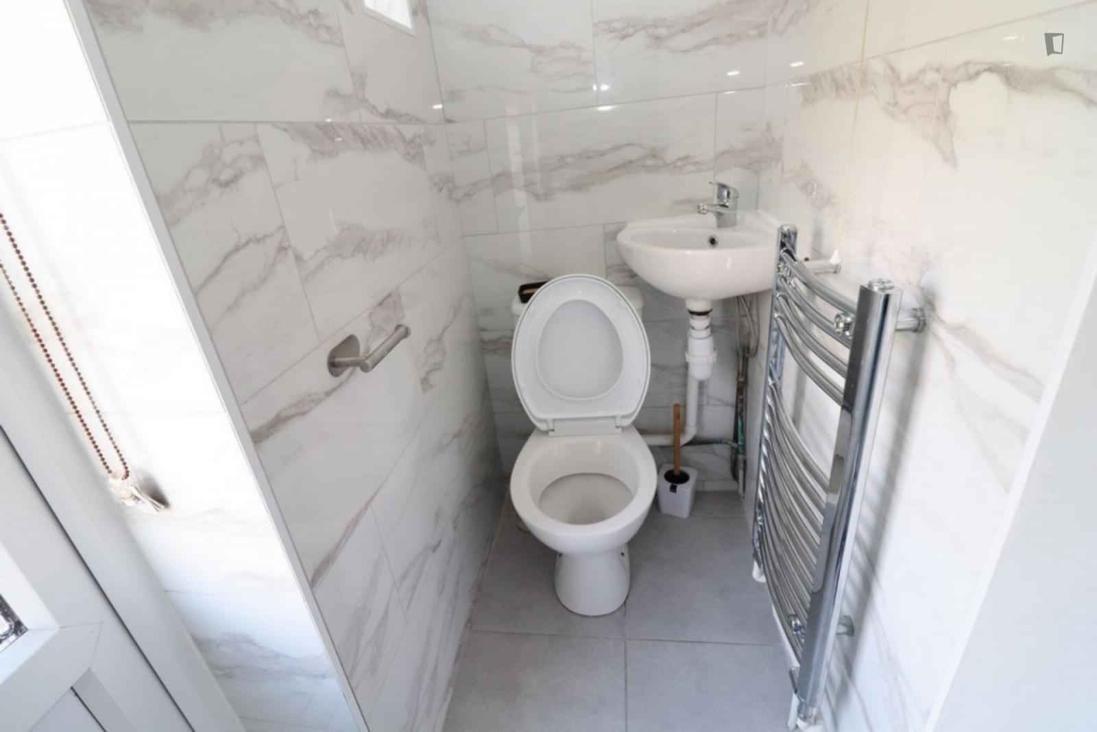 Double Bedroom In 5 Bedroom 1 Bathroom Apartment - Kitchen?w=400&h=260&fit=crop&q=40&auto=format&trim=auto