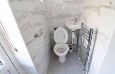 Double Bedroom In 5 Bedroom 1 Bathroom Apartment - Kitchen?w=400&h=260&fit=crop&q=40&auto=format&trim=auto