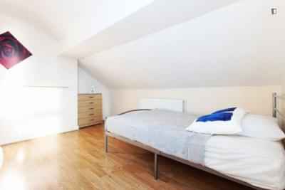 Double Bedroom In 4 Bedrooms 1 Bathroom Apartment - Bedroom?w=400&h=260&fit=crop&q=40&auto=format&trim=auto