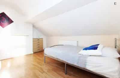 Double Bedroom In 4 Bedrooms 1 Bathroom Apartment - Bedroom?w=400&h=260&fit=crop&q=40&auto=format&trim=auto