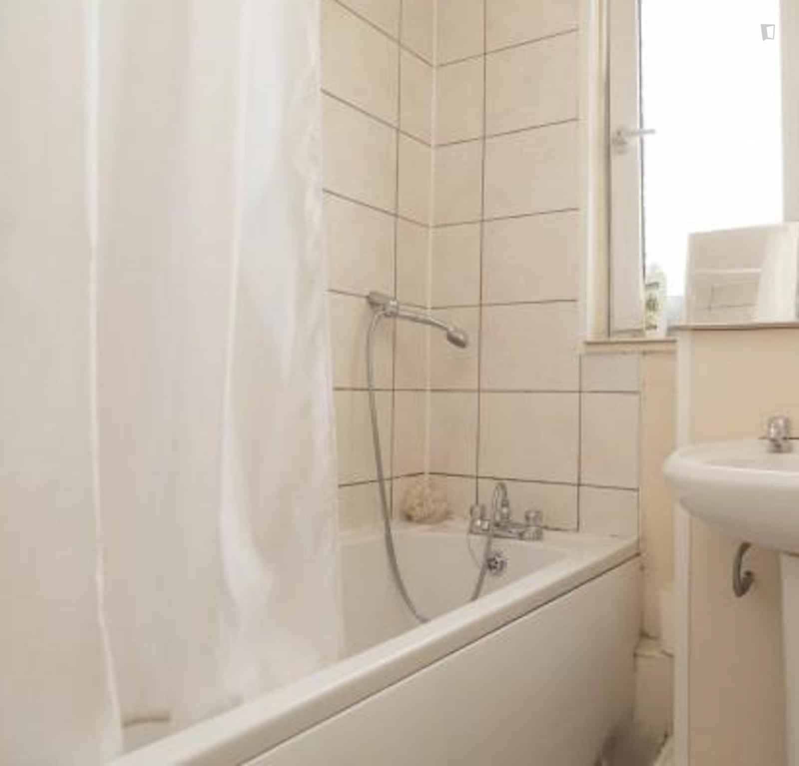 Exterior?w=400&h=260&fit=crop&q=40&auto=format&trim=auto