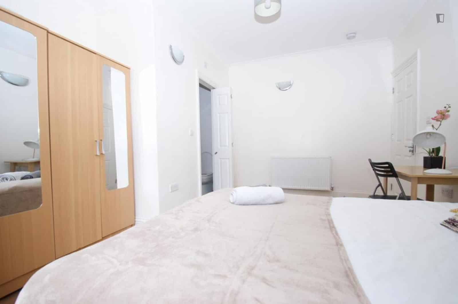 Exterior?w=400&h=260&fit=crop&q=40&auto=format&trim=auto