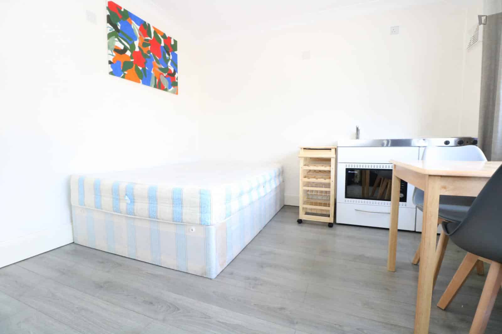 Exterior?w=400&h=260&fit=crop&q=40&auto=format&trim=auto