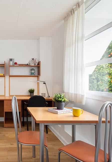 Common Area?w=400&h=260&fit=crop&q=40&auto=format&trim=auto