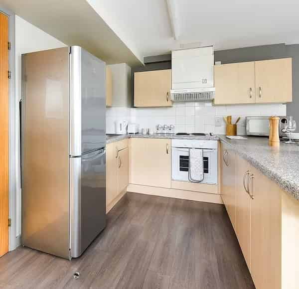 Common Area?w=400&h=260&fit=crop&q=40&auto=format&trim=auto