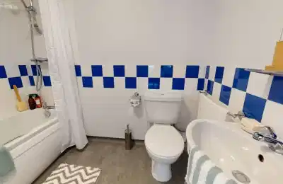 Amenities?w=400&h=260&fit=crop&q=40&auto=format&trim=auto