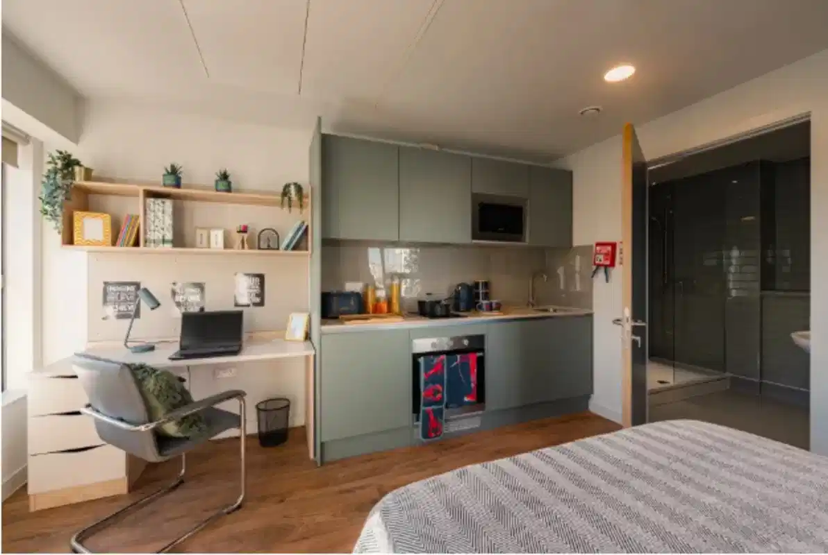 Exterior?w=400&h=260&fit=crop&q=40&auto=format&trim=auto