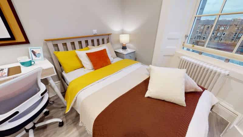 Exterior?w=400&h=260&fit=crop&q=40&auto=format&trim=auto