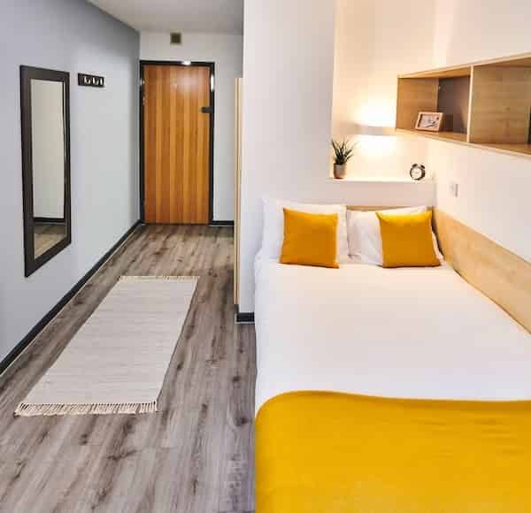 Exterior?w=400&h=260&fit=crop&q=40&auto=format&trim=auto