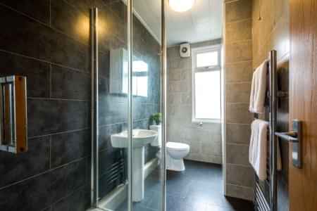 8 Bedroom 1 Bathroom Apartment - Kitchen?w=400&h=260&fit=crop&q=40&auto=format&trim=auto