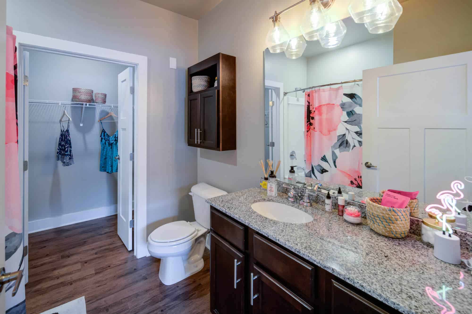 Exterior?w=400&h=260&fit=crop&q=40&auto=format&trim=auto