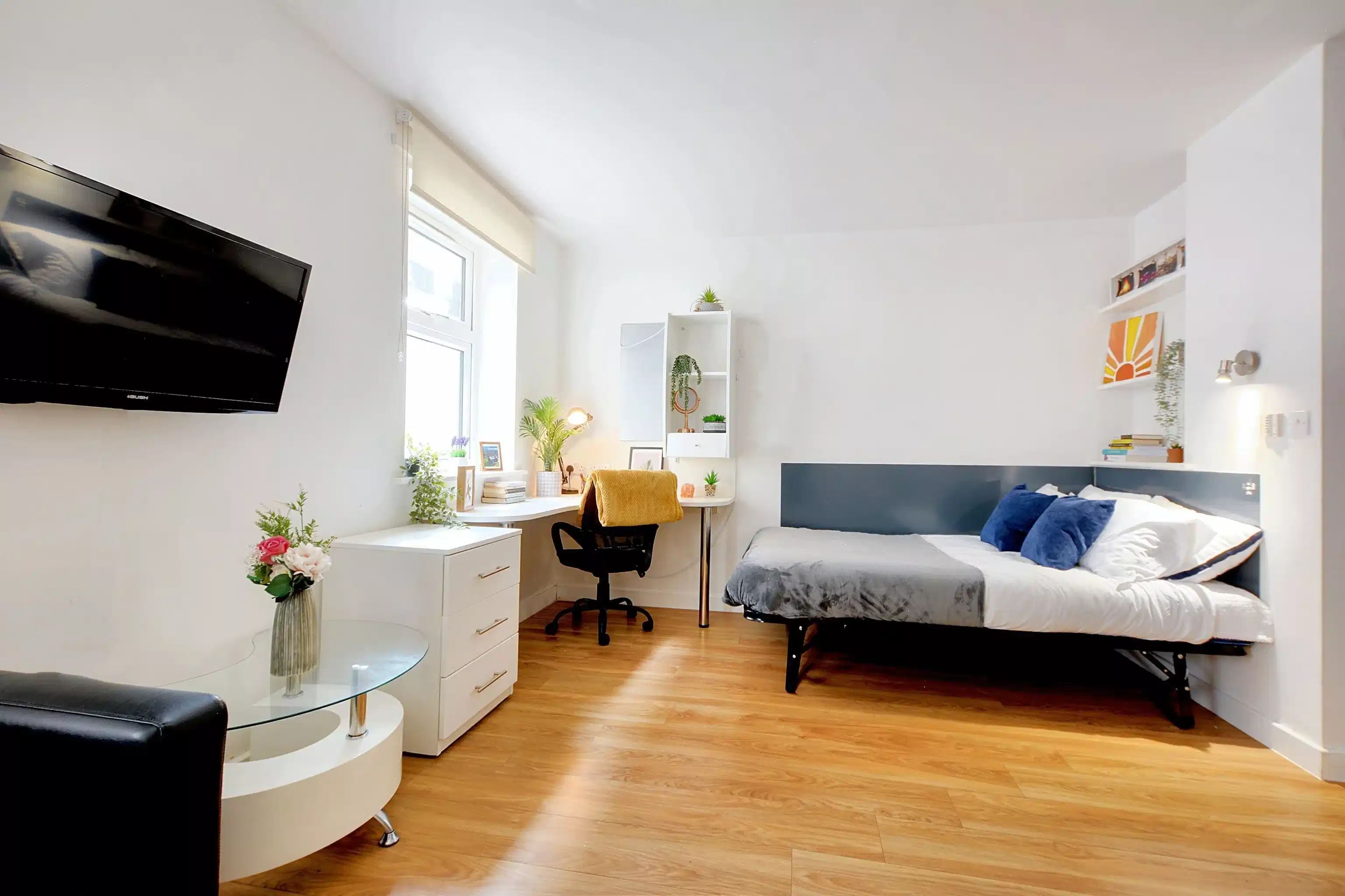 Exterior?w=400&h=260&fit=crop&q=40&auto=format&trim=auto