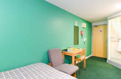 Common Area?w=400&h=260&fit=crop&q=40&auto=format&trim=auto