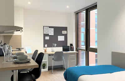 Common Area?w=400&h=260&fit=crop&q=40&auto=format&trim=auto