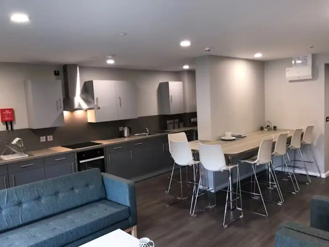 Amenities?w=400&h=260&fit=crop&q=40&auto=format&trim=auto