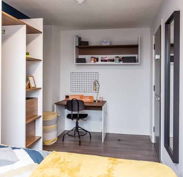 Common Area?w=400&h=260&fit=crop&q=40&auto=format&trim=auto