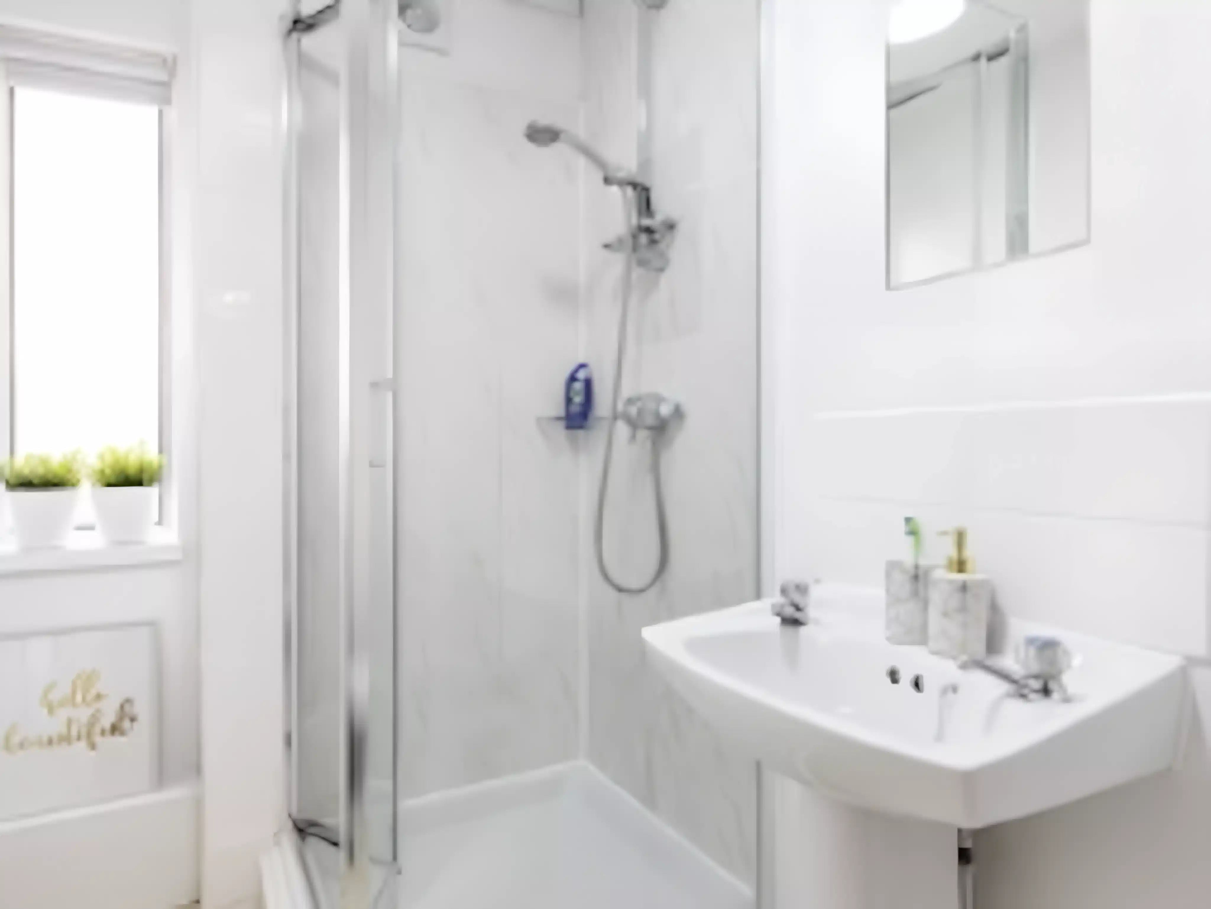 Common Area?w=400&h=260&fit=crop&q=40&auto=format&trim=auto