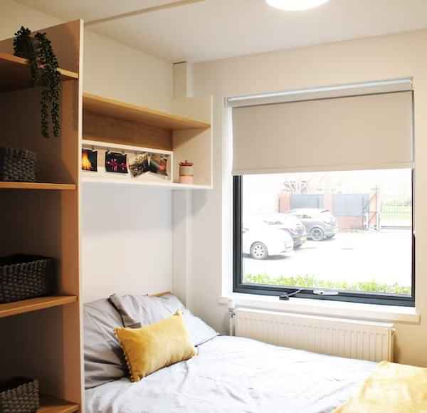 Common Area?w=400&h=260&fit=crop&q=40&auto=format&trim=auto