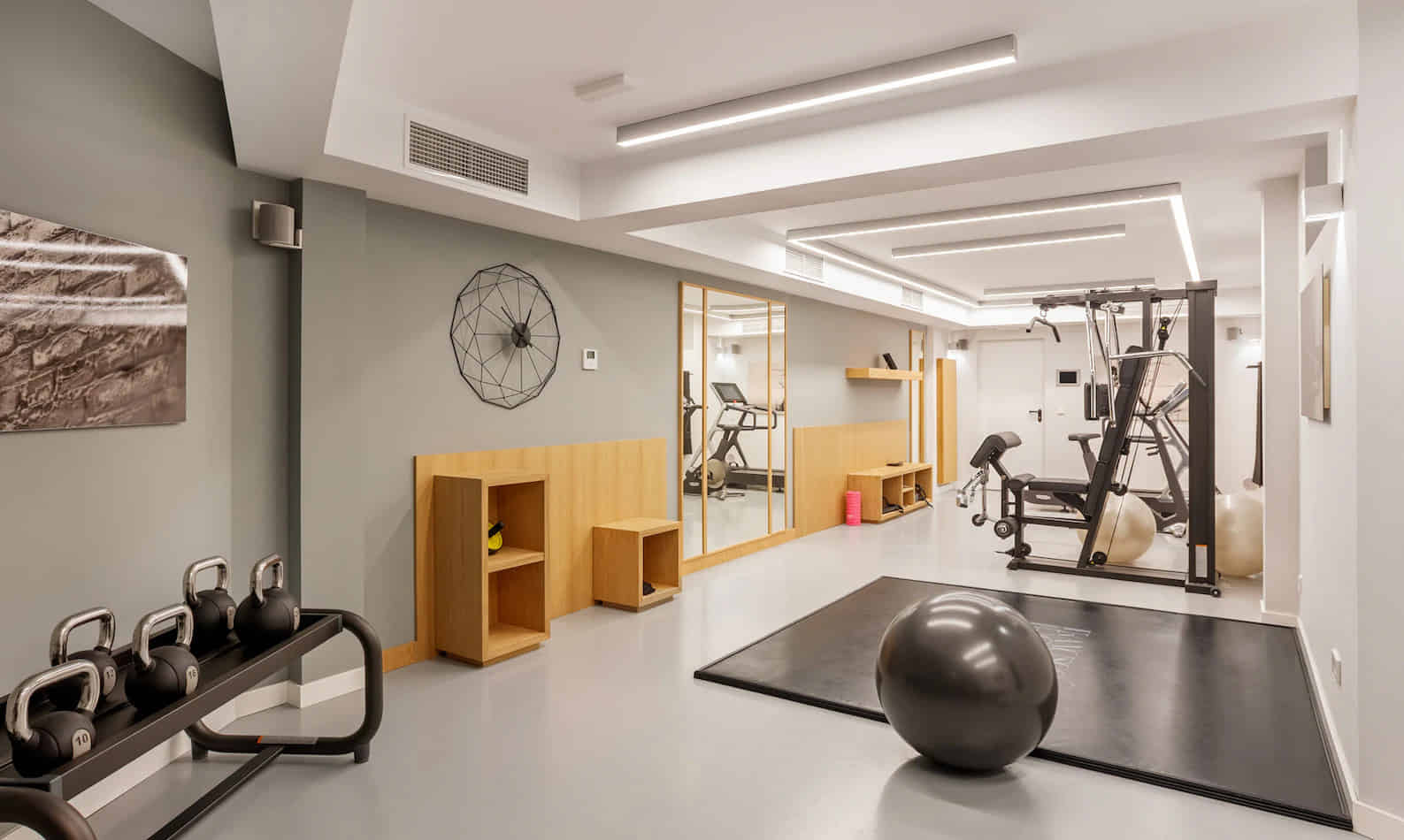 Papua, Madrid - Madrid, Spain - Amenities